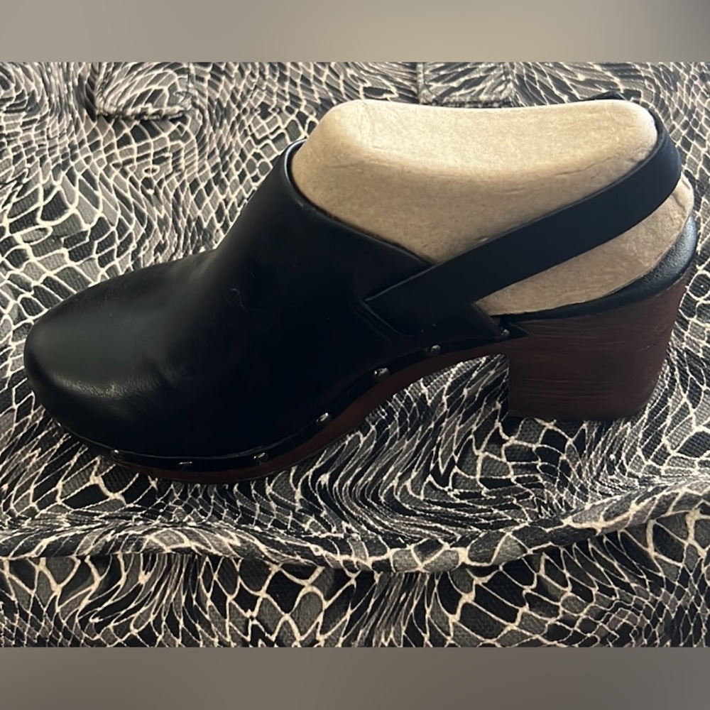 New (w/ Box) Perfect Vintage style Clog,  lightweight, stylish & comfortable.
